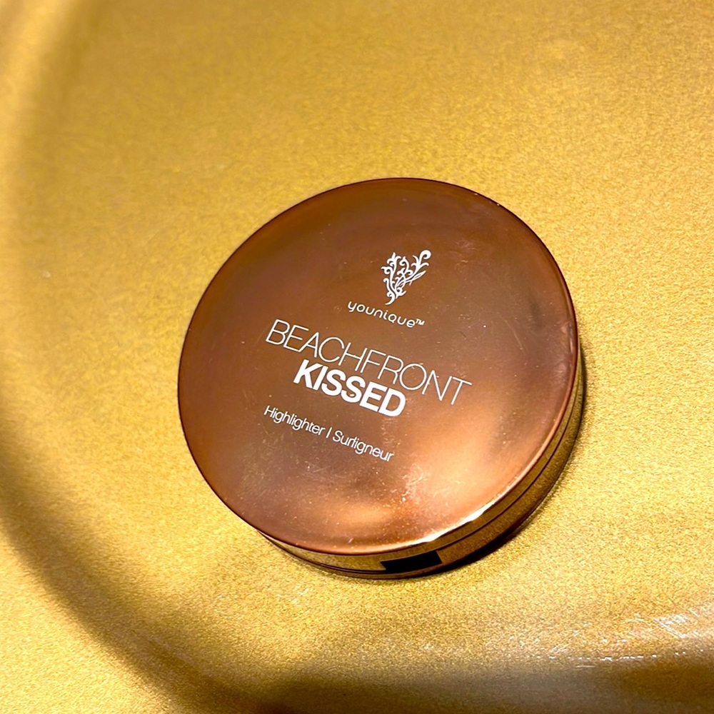 Younique beachfront kissed highlighter
